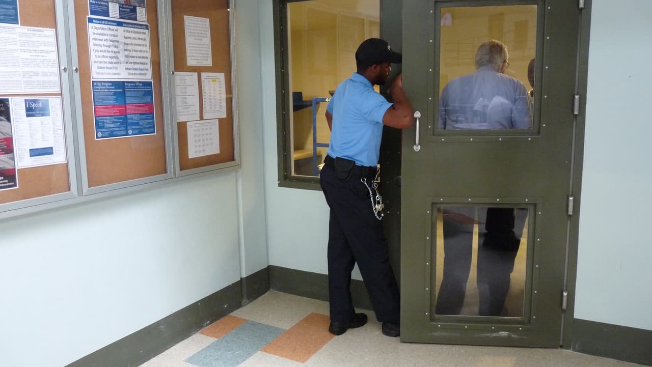 Los inmigrantes recluidos tiene acceso a una biblioteca legal y a atención médica.