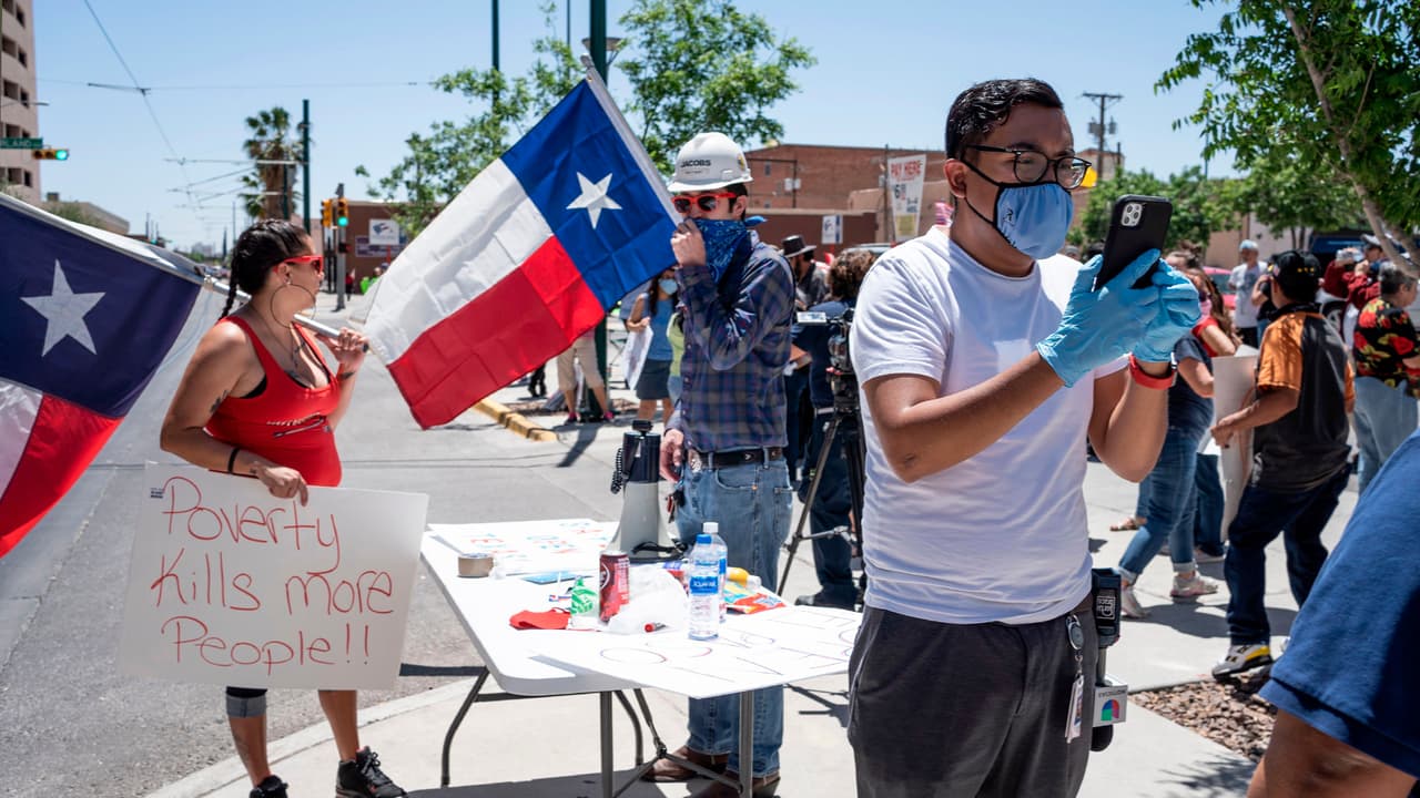 "Pobreza mata a más personas" es lo que se traduce de la pancarta de una mujer en El Paso.