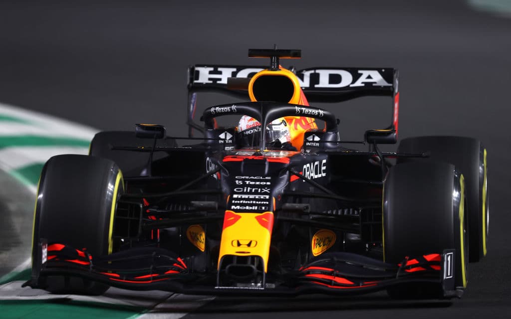 El mexicano Sergio Pérez finalizó en la novena posición de la Q2 en una complicada sesión para la escudería Red Bull dónde Max Verstappen terminó en el cuarto sitio. El siete veces campeón del mundo inglés Lewis Hamilton de Mercedes fue el más rápido este viernes, por delante de su compañero finlandés Valtteri Bottas, en el segundo entrenamiento libre para el Gran Premio de Arabia Saudí, el vigésimo primero y penúltimo del Mundial de Fórmula Uno, que se disputa en el circuito urbano.