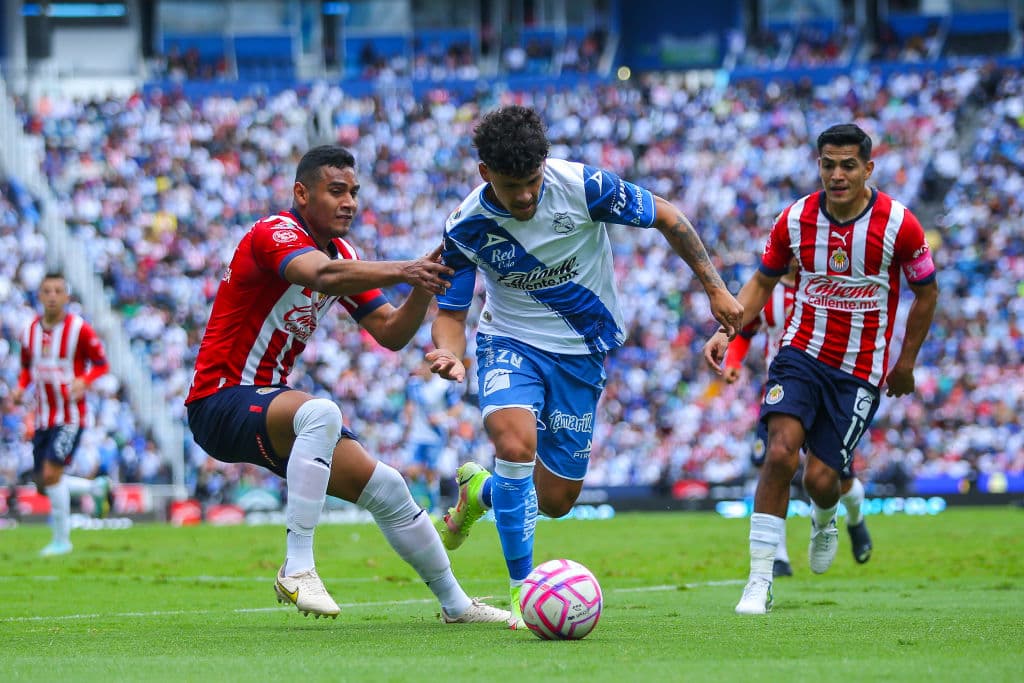 Un solitario tanto de Martín Barragán le dio la victoria 1-0 a Puebla sobre Chivas que ahora será el rival del América. La Franja evitó el Clásico Nacional.