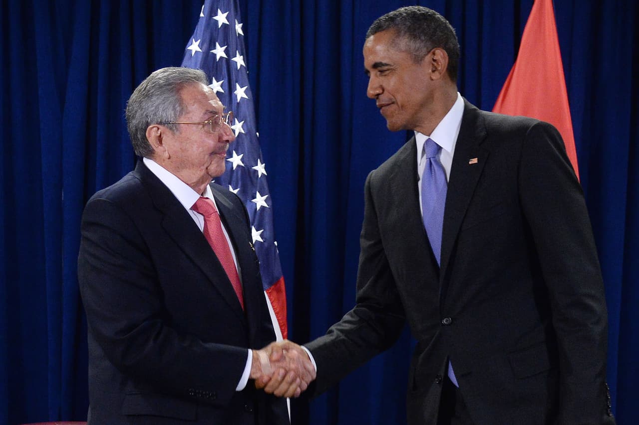 Raúl Castro estrecha la mano de Barack Obama