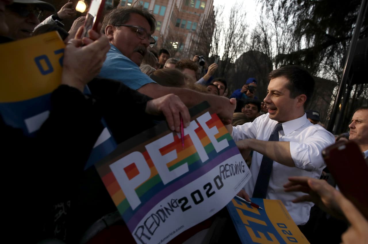 Buttigieg se acercó a saludar a la gente, entre la que había latinos.