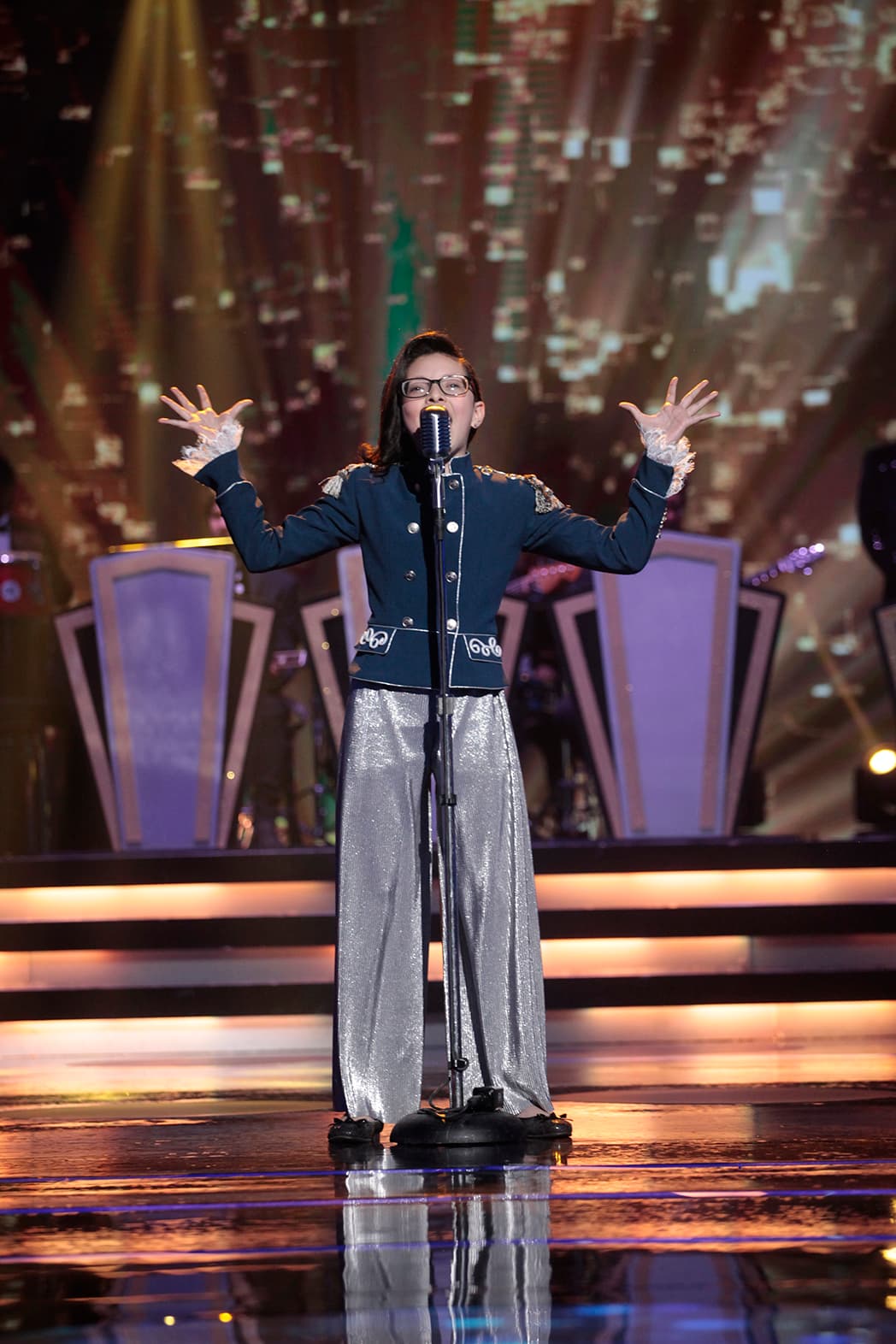 Mientras tanto Miguel Bosé, quien siempre ha mostrado debilidad por la voz de esta competidora, destacó la espectacularidad del número.