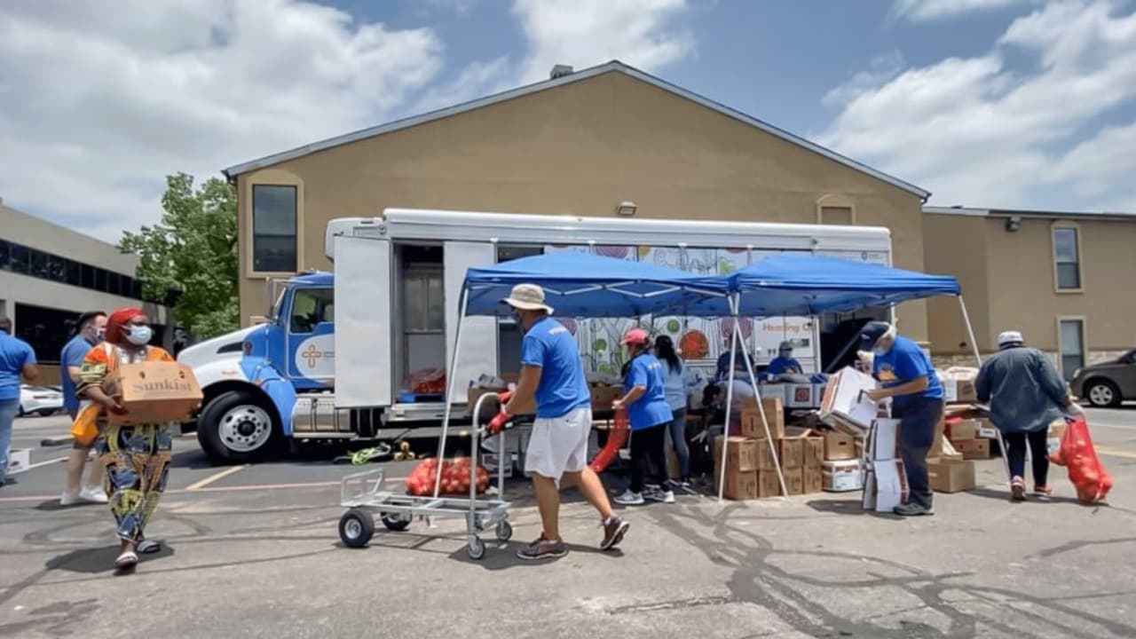 <a href="https://essexcountynj.org/ceas_directory/focus-hispanic-center-for-community-development-inc/" target="_blank">Focus Hispanic Center</a>, una organización sin fines de lucro,
<b>sirve comida a la comunidad hispana en Newark y sus alrededores, en una iniciativa para sobrellevar la pobreza</b>. Según representantes, reparten dos miércoles al mes, desde las 10:00 am.