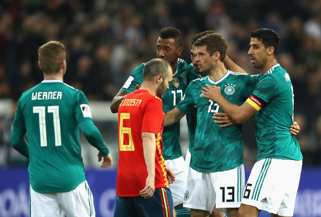 Con el empate en el marcador, el partido se fue al descanso en Dusseldorf.