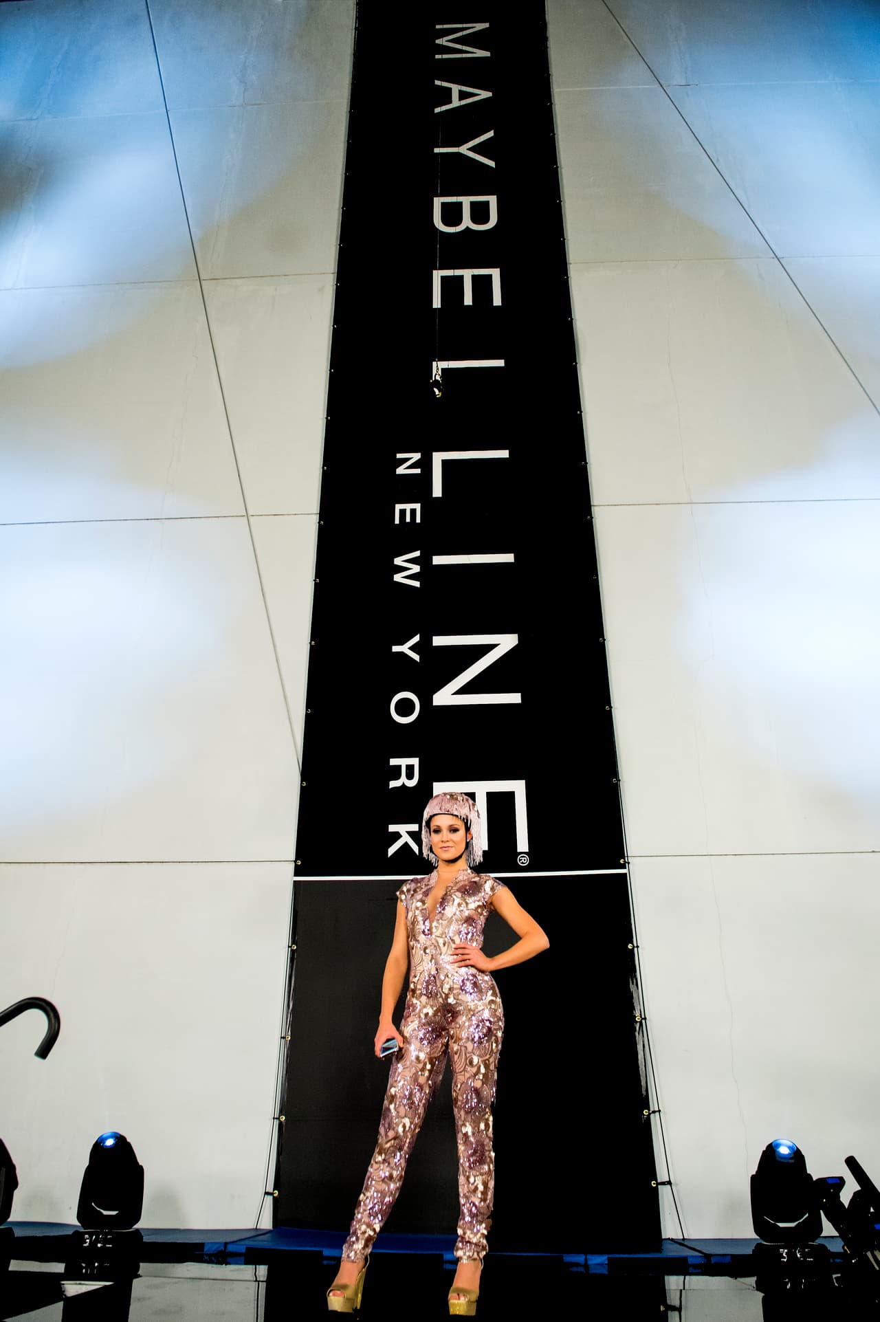 Desafiando sus miedos en una revolucionaria pasarela vertical, las bellas lucharon mucho para lograr el ‘selfie’ perfecto.