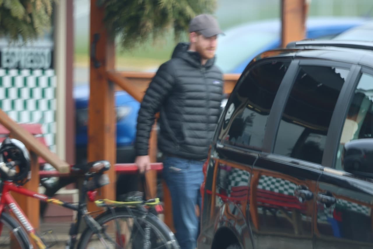 En una mano llevaba un paquete, los paparazzi aseguran que se trataba de un almuerzo para dos; en la otra cargaba una bolsa ecológica llena de comestibles.