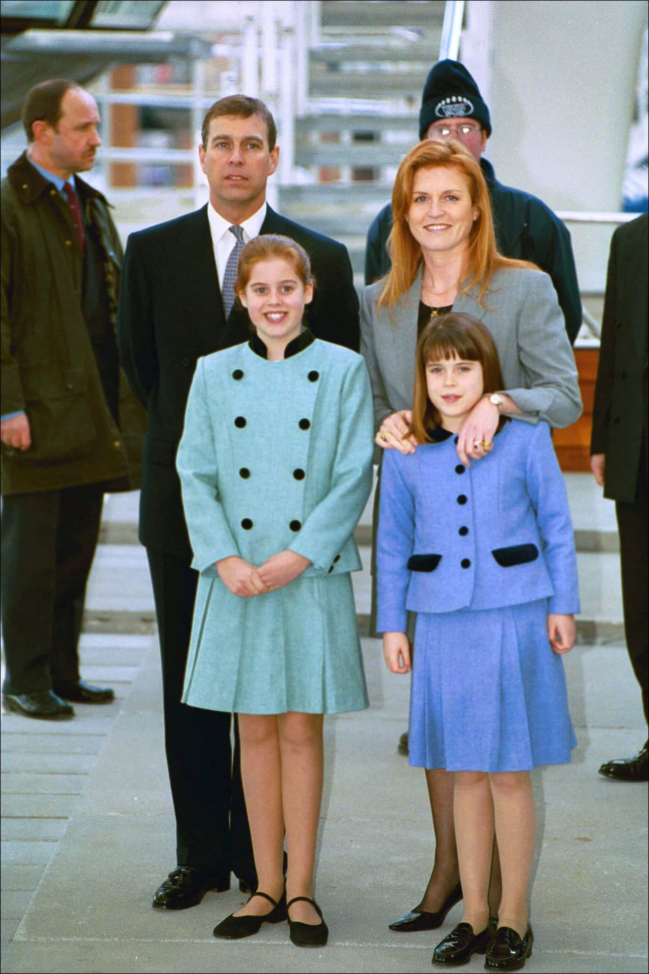 Eugenie es la hija menor de los duques de York, el príncipe Andrés y Sarah Ferguson, quienes se divorciaron en 1996, no obstante siguen conviviendo de modo muy cercano, incluso viviendo bajo el mismo techo.