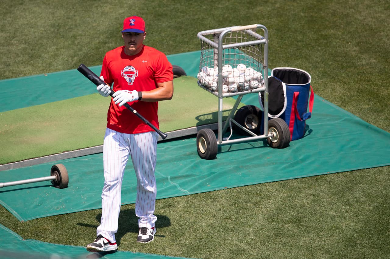 La mayoría de los jugadores se mantuvieron a varios pies de distancia. En esta foto, J.T. Realmuto observa el entrenamiento.
