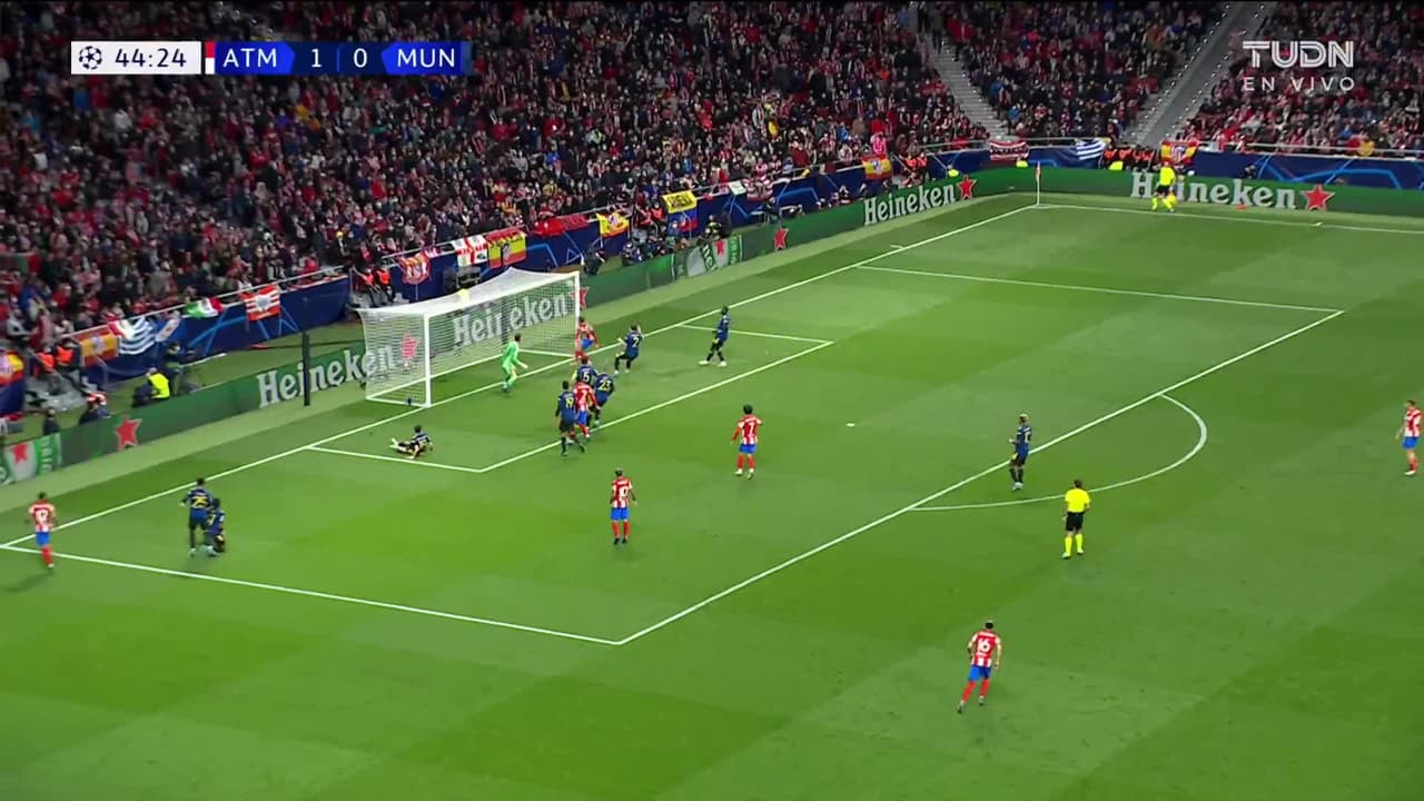 ¡CERCA! Sime Vrsaljko disparó que se estrella en el poste.