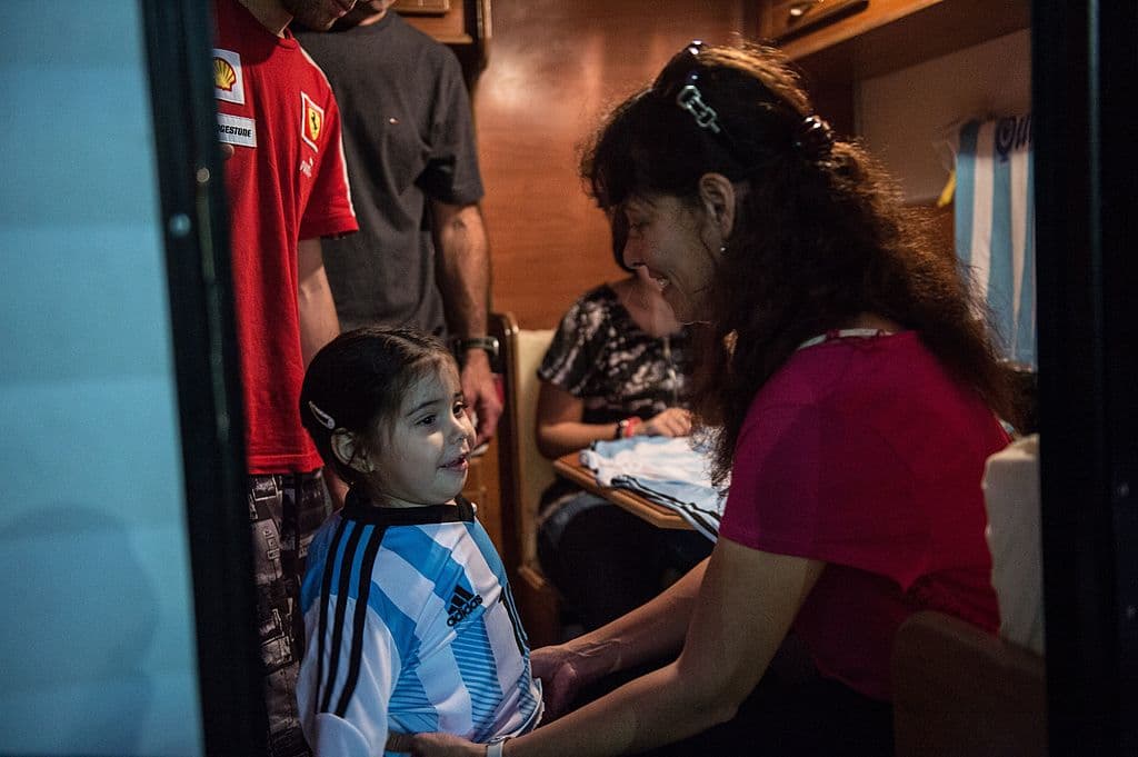 Los latinos tienen un grado alto de afectividad porque son personas que se involucran todo el tiempo con la familia.