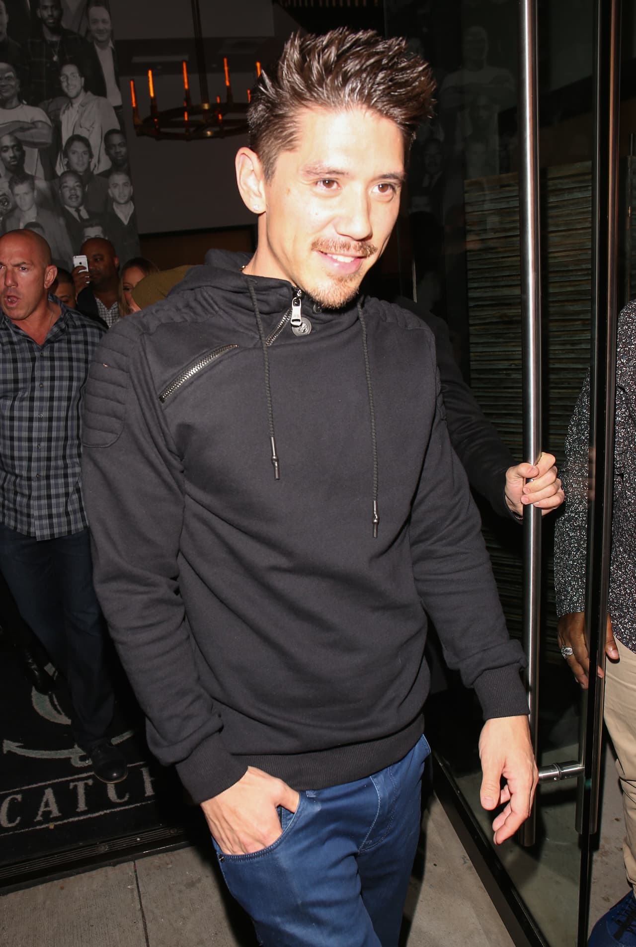 ¡El bailarín Bryan Tanaka no se le separa!