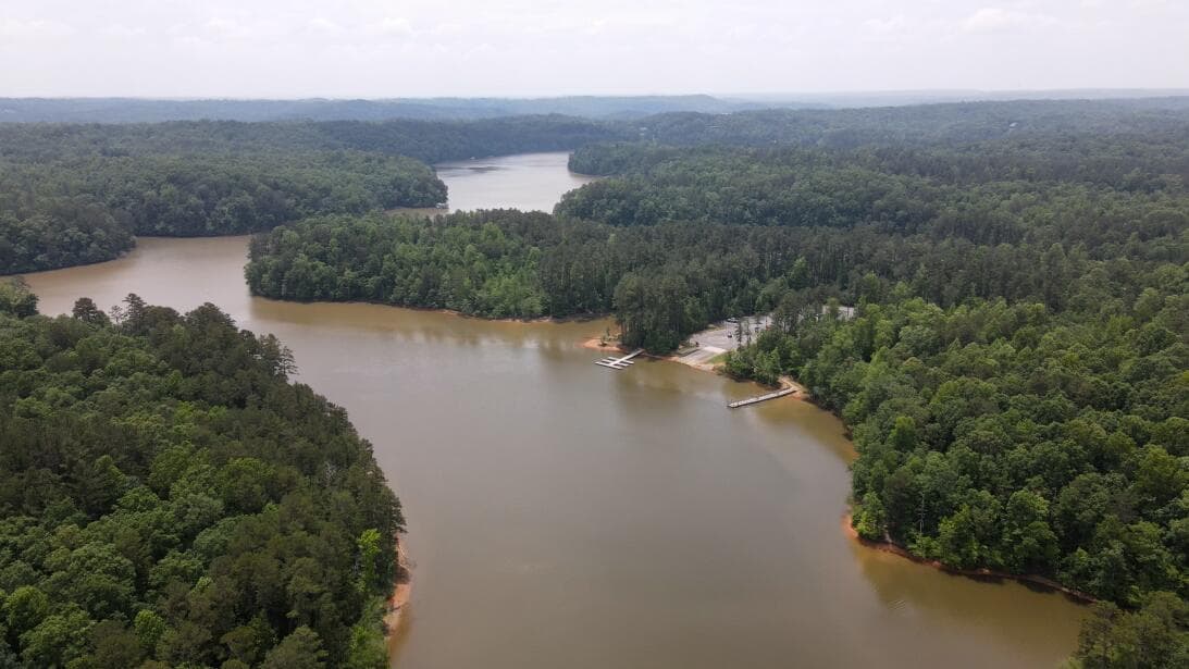 Las cabañas también tienen estufas de leña, porches y están ubicadas cerca de la rampa para botes para facilitar el acceso a uno de los lagos más grandes de Georgia.