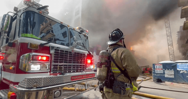 Las carreteras fueron cerradas en el área de la cuadra 7700 de Liberty Row Drive.