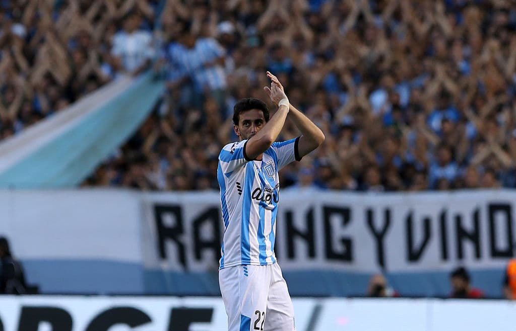 Diego Milito se despide del fútbol entre lágrimas y victoria del Racing en Argentina 