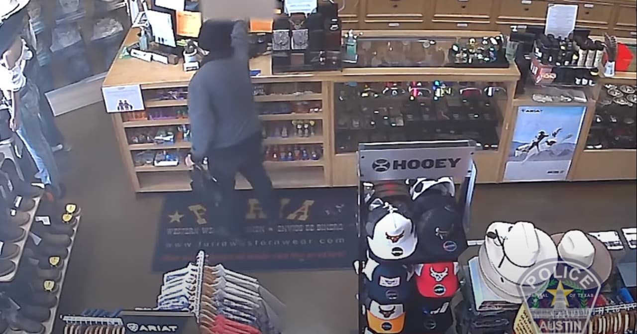 Como para finalizar con el robo el hombre le roció gas pimienta en la cara de la empleada.