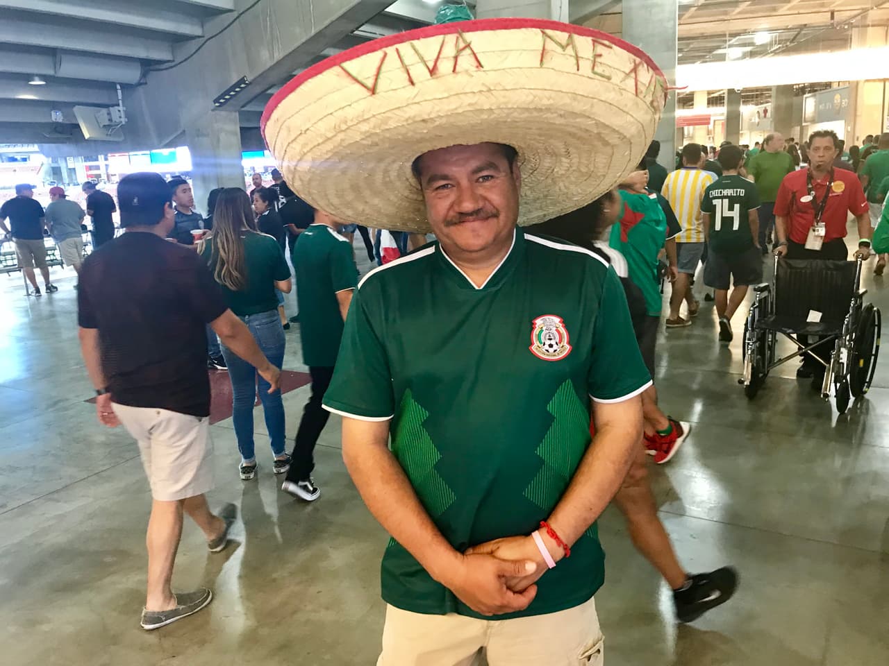 “Viva México” es lo que luce el sombrero de este aficionado de México.
<br>