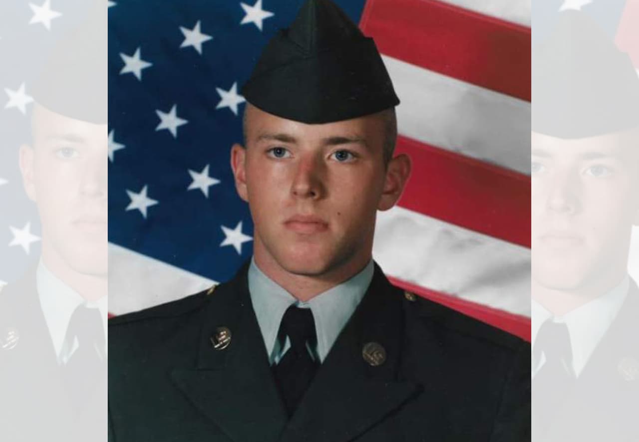 <b><a href="https://www.univision.com/local/houston-kxln/muere-un-soldado-de-la-guardia-nacional-en-un-entrenamiento-en-la-base-militar-de-fort-hood">Bradley Moore</a></b>
<a href="https://www.univision.com/local/houston-kxln/muere-un-soldado-de-la-guardia-nacional-en-un-entrenamiento-en-la-base-militar-de-fort-hood"> </a>
<br>Habría muerto cuando estaba realizando un entrenamiento de navegación terrestre en la base militar.