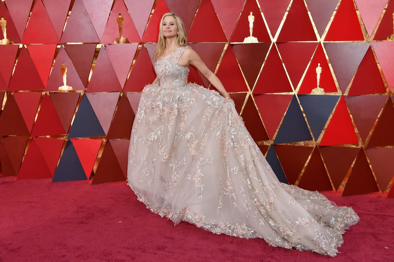 Mira Sorvino consignó que no hay que estar nominado para botar la casa por la ventana con un ajuar digno de ganadora.