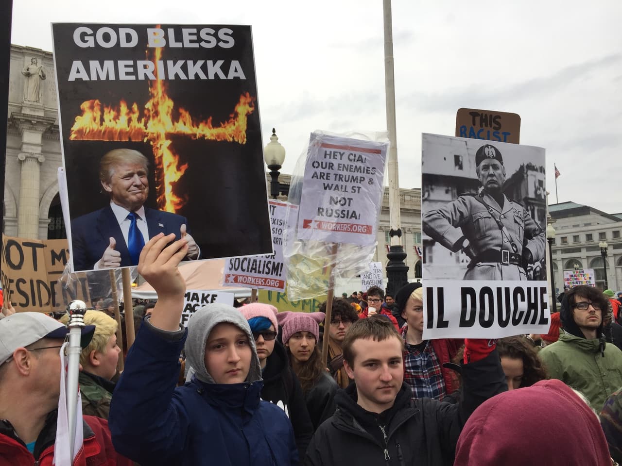 Los manifestantes acusan a Trump de autoritarismo.