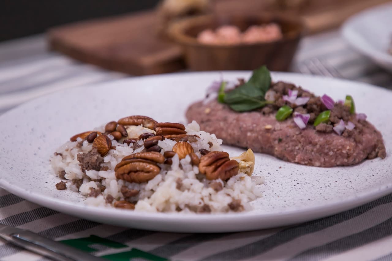 Para este primer reto prepararon cuatro platillos, como entrada le ofrecieron a los jueces shanklish y arroz árabe con carne y especias. El shanklish es un queso árabe que se prepara con jocoque "y lo hacemos a la mexicana", explicó Elizabeth (Momo).
