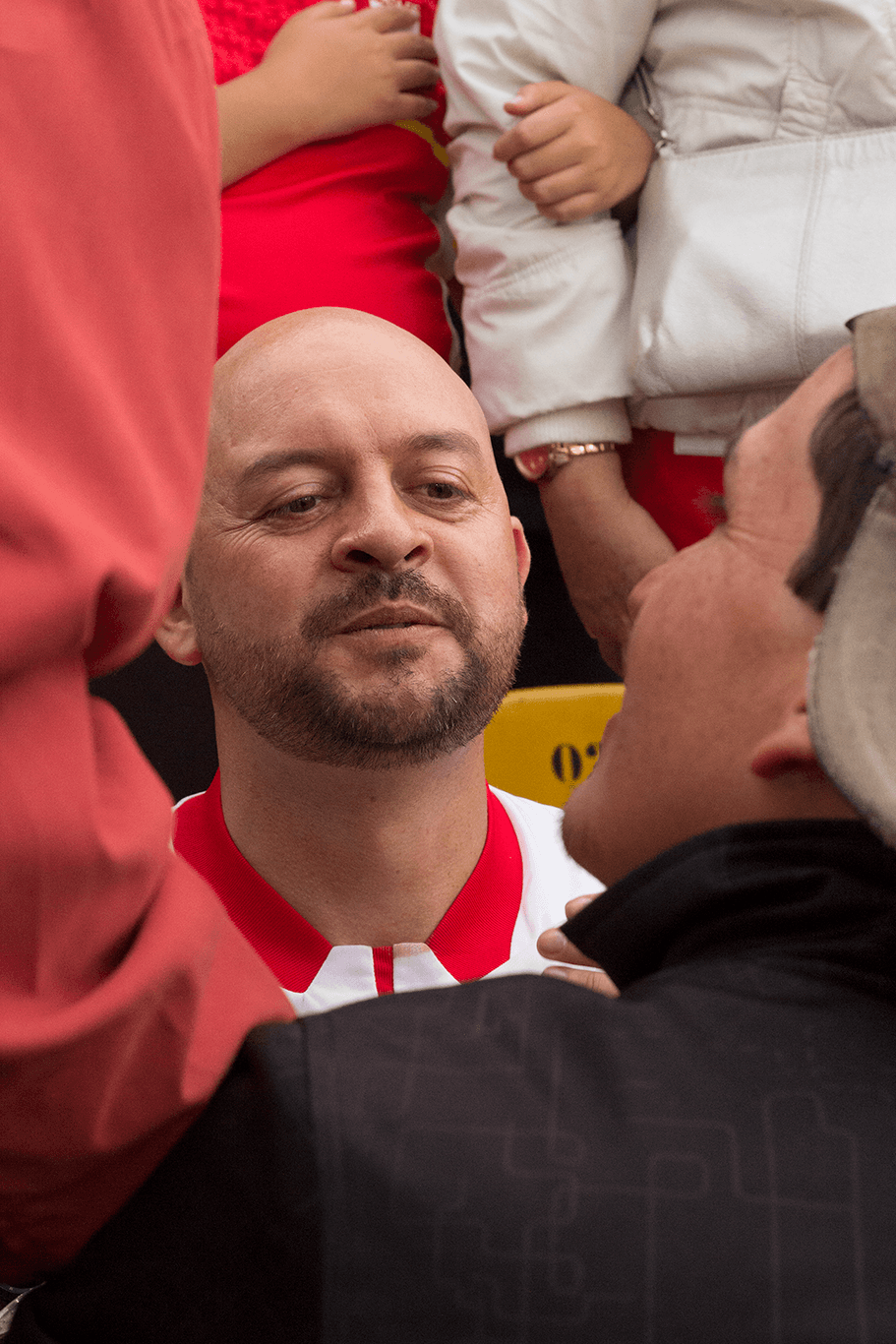 Es común para ellos charlar con gente en el estadio, ya que estos dos hinchas son únicos y llaman mucho la atención durante el partido.