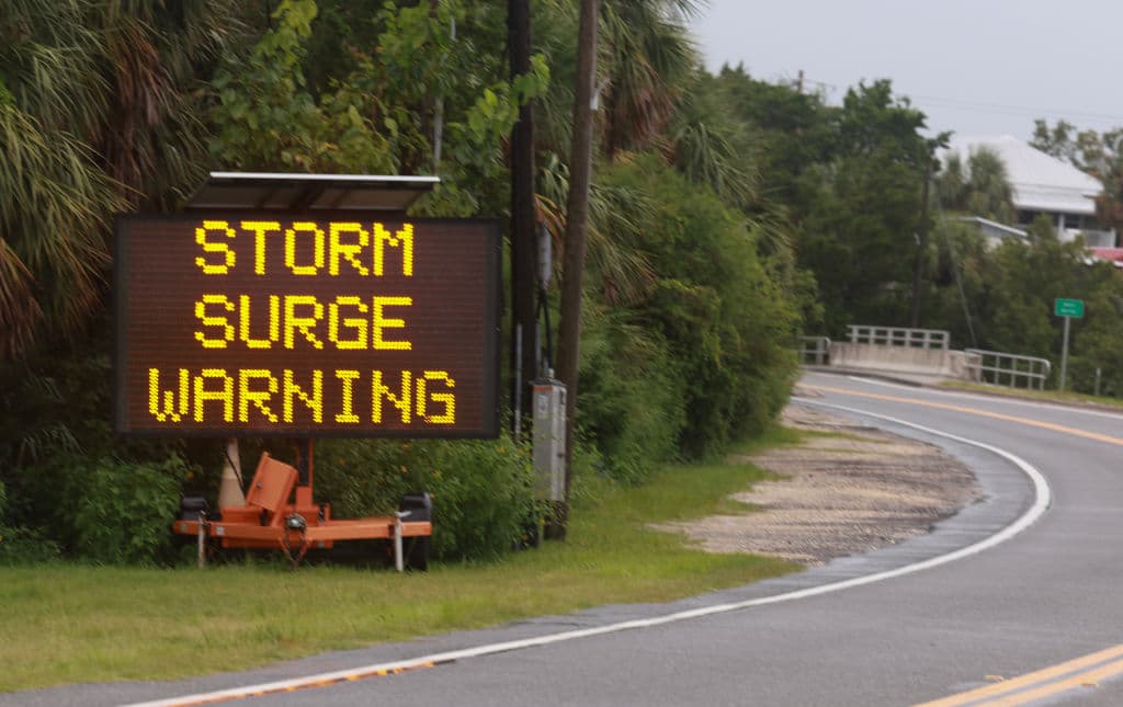 Un cartel advierte de una marejada ciclónica ante la posible llegada de la tormenta tropical Debby, que se fortalece a medida que avanza por el Golfo de México el 04 de agosto de 2024 en Cedar Key, Florida.