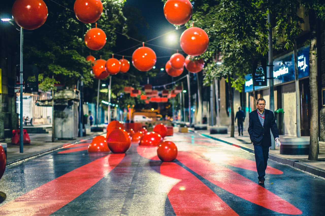 El Paseo cuenta con mobiliario urbano que apuesta por una fusión entre arte y arquitectura. El proyecto fue llevado a cabo e ideado por el Estudio Victoria.