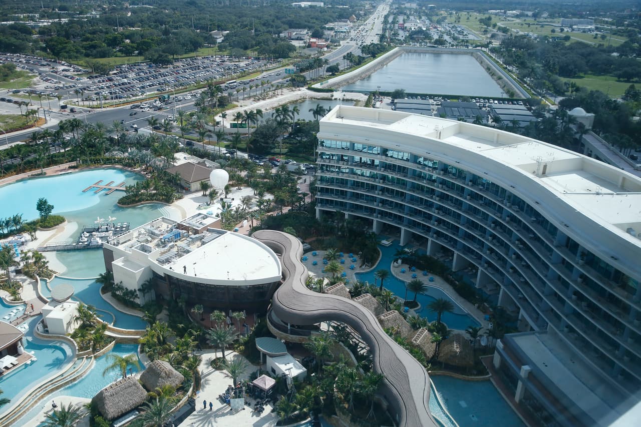 Su construcción tardó dos años y requirió una inversión de 1,500 millones de dólares. Cuenta con restaurantes, spa, más de 600 habitaciones y cabañas y villas conectadas al área de piscina. 
<br>