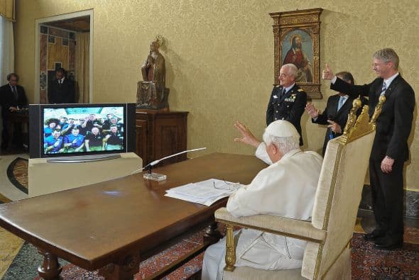 "Bienvenido a bordo de la Estación Espacial, su Santidad", dijeron al Papa los comandantes de la ISS y del Endeavour, al tiempo que el resto de tripulantes le hacían señas al Papa, que respondió con una sonrisa y saludando con la mano.