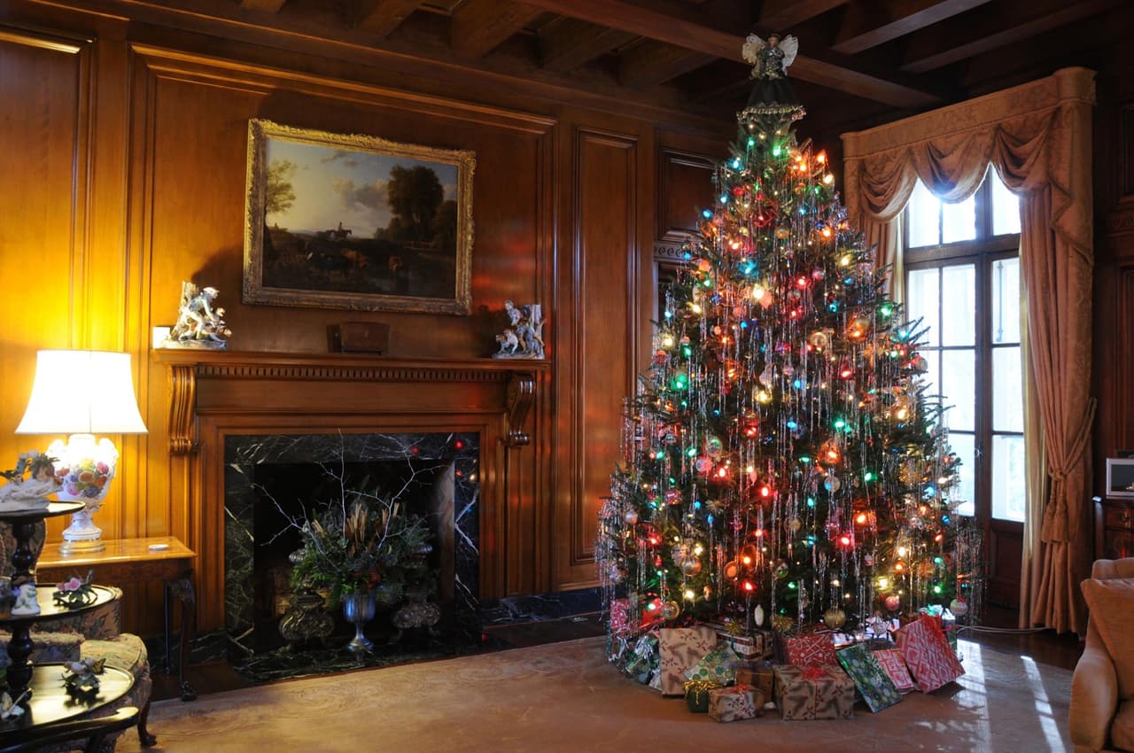 <b>LaGrange</b>
<br>
<b>Sitio web</b>: 
<a href="https://downtownlagrange.com/all-event-list/christmas-parade-in-downtown-lagrange/">https://downtownlagrange.com/all-event-list/christmas-parade-in-downtown-lagrange/</a> 
<br>
<b><a href="https://maps.app.goo.gl/naCCa9SRK9SX1EUX8">Cómo llegar</a> </b>
<br>
<br>La ciudad es hogar de la familia Callaway y se puede disfrutar de la mansión Hills & Dales Estate de 1916 (la casa de Fuller e Ida Callaway) adornada con una decoración navideña, participar en su desfile festivo en el centro de la ciudad o deslumbrar a los niños con una parada cercana en Pine Mountain, en Fantasy In Lights de Callaway Resort & Gardens.