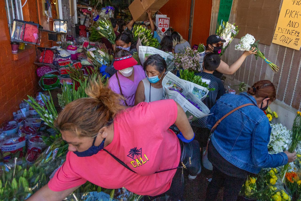 Clientes de las tiendas de flores en Skid Row, Los Ángeles, al hacer sus compras para el Día de las Madres. Según Scott Hoyt, de Moody's Analytics, las ventas minoristas superaron las expectativas tras haberse depslomado un 14,7% en abril. A pesar del aumento, las ventas siguen por debajo de los niveles del año pasado en ese mismo mes, específicamente un 6.1%.