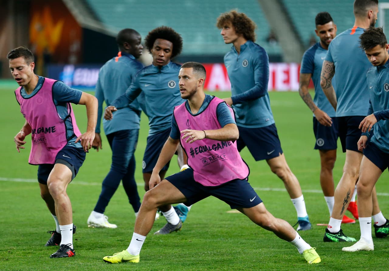 Aún con la duda de N'Golo Kanté, Chelsea trabajó por última vez este martes pensando en la Final de la Europa League en Bakú ante el Arsenal. Los jugadores de Maurizio Sarri realizaron trabajos físicos y con balón en el césped del Estadio Olímpico en la noche, después de que el Arsenal lo había hecho.