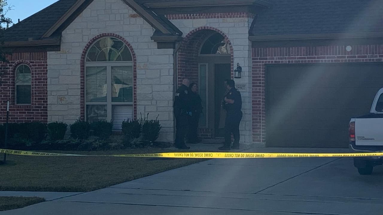 Dentro de la casa estaba la mujer, declarada muerta en el lugar, y el hombre que fue llevado en ambulancia aérea al hospital. Ambos en edades alrededor de los 60 años.