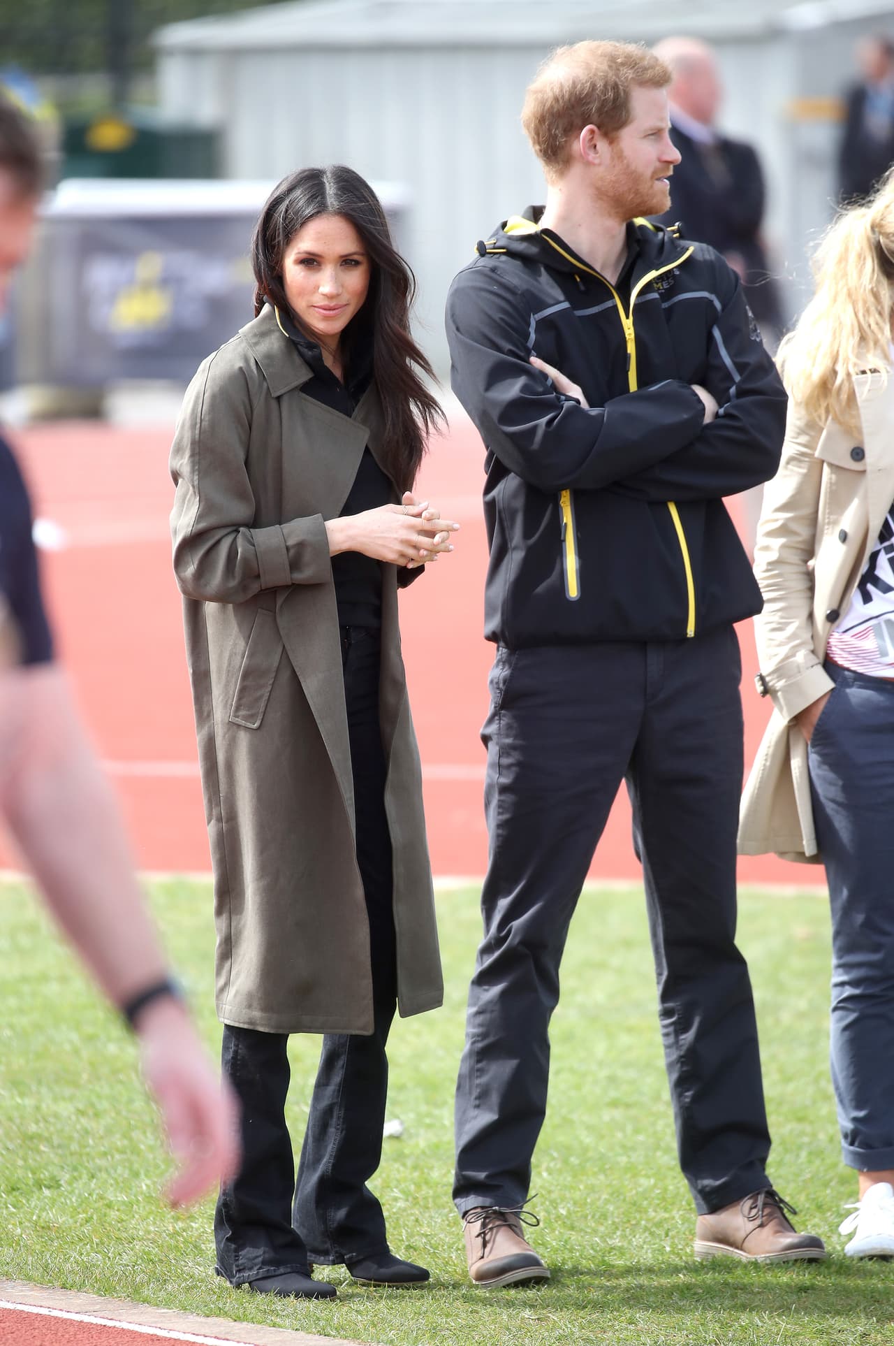 <b>6 de abril, 2018</b>
<br>Para acompañar a Harry en un evento deportivo, Markle usó jeans con bota amplia de Mother y una gabardina.