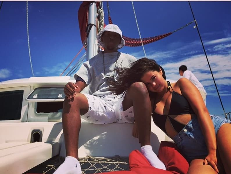 Pues esas tremendas curvas son de Selena, que aunque en esta foto se cubrió con un short, nos demostró que es muy 'hot'.