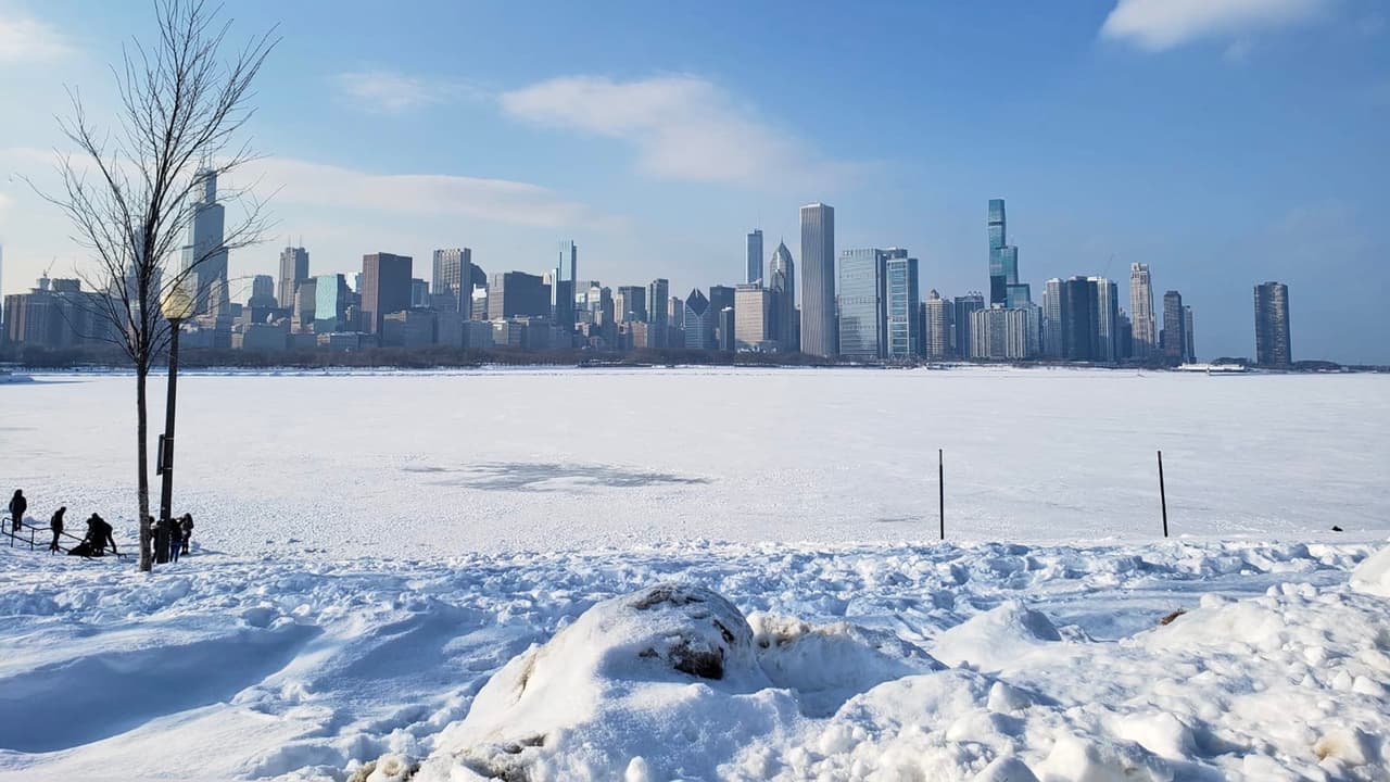 Otros visitantes prefieren disfrutar del paisaje gélido del Lago Michigan desde las orillas. Es importante buscar un referente que demarque donde empieza el lago, como un árbol o una estructura.