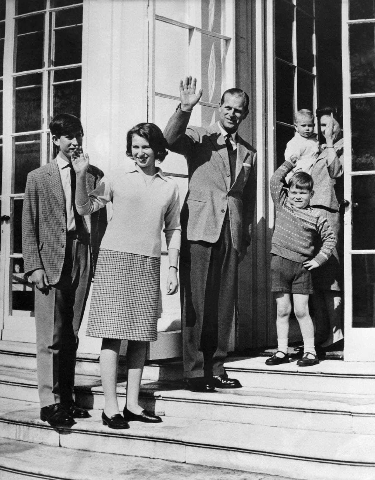 La Familia Real británica el 21 de abril de 1965: los príncipes Carlos, Ana, Andrés y Eduardo (en brazos), junto a Isabel y Felipe.