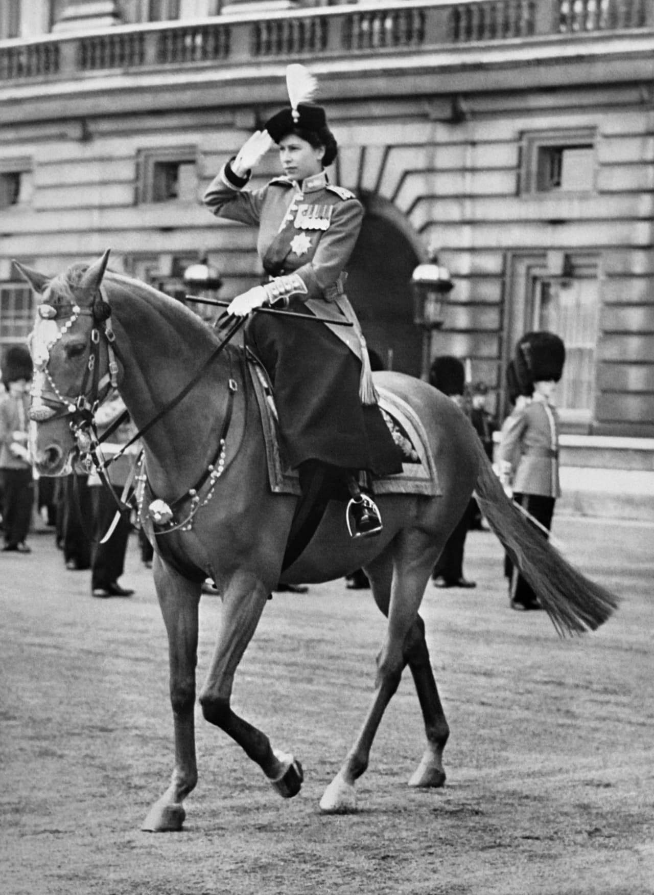 Honrando durante la ceremonia, en las calles de Londres. Aquí tenía 26 años.