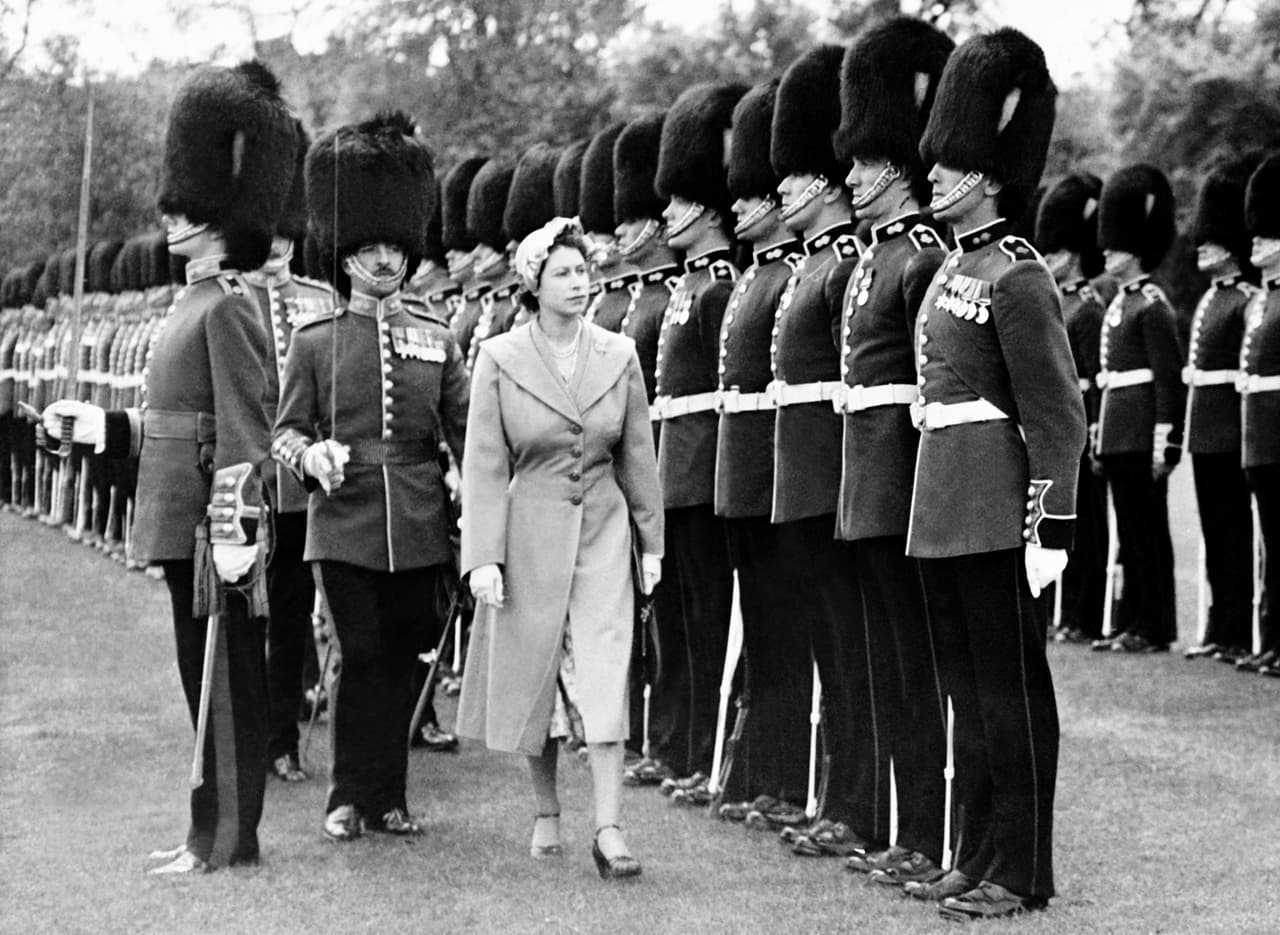 La Princesa Isabel II, representando a su padre, el Rey Jorge VI porque estaba enfermo, inspeccionando a la Guardia Real el 26 de mayo de 1951.