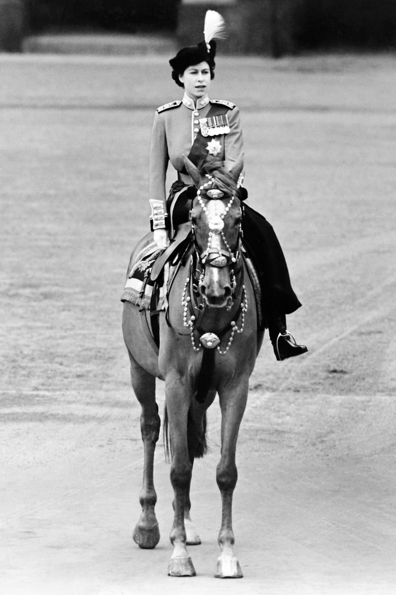 El 7 de junio de 1952, montando a caballo durante la tradicional ceremonia Trooping of the Colour.