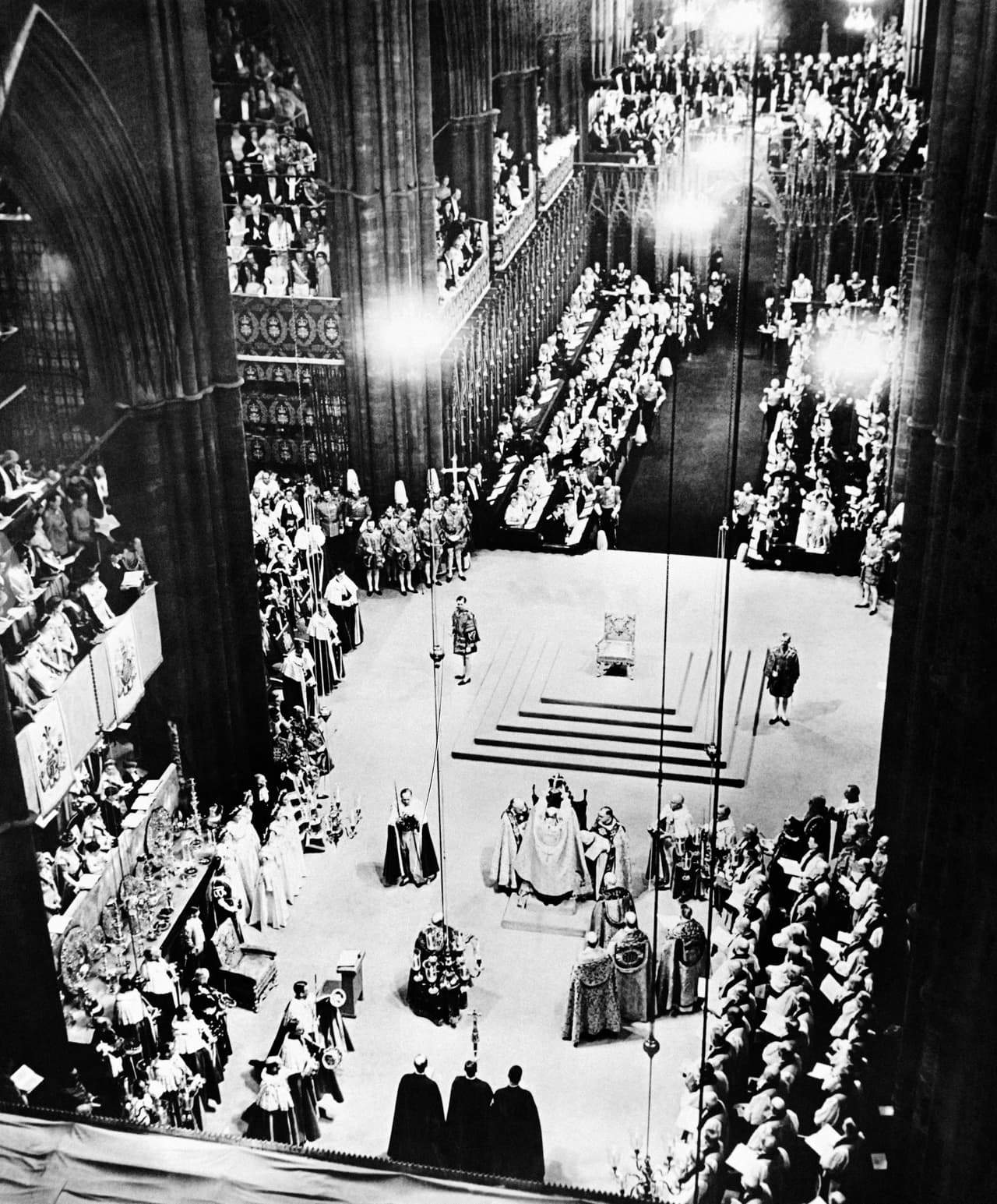 Vistazo general a su coronación como Reina de Inglaterra, el 2 de junio de 1953.