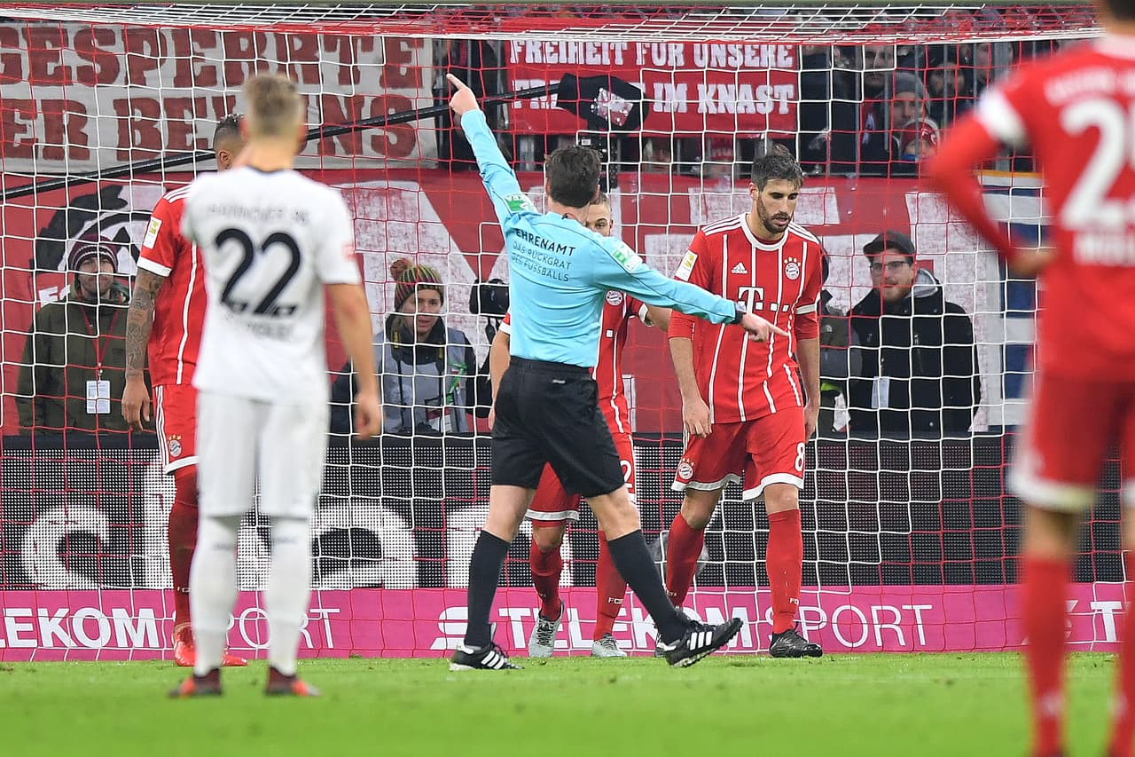 Casi que simultáneo al tanto anulado, Hannover contragolpeó y sorprendió a Bayern Munich en una jugada que terminó en penalti en el área bávara.