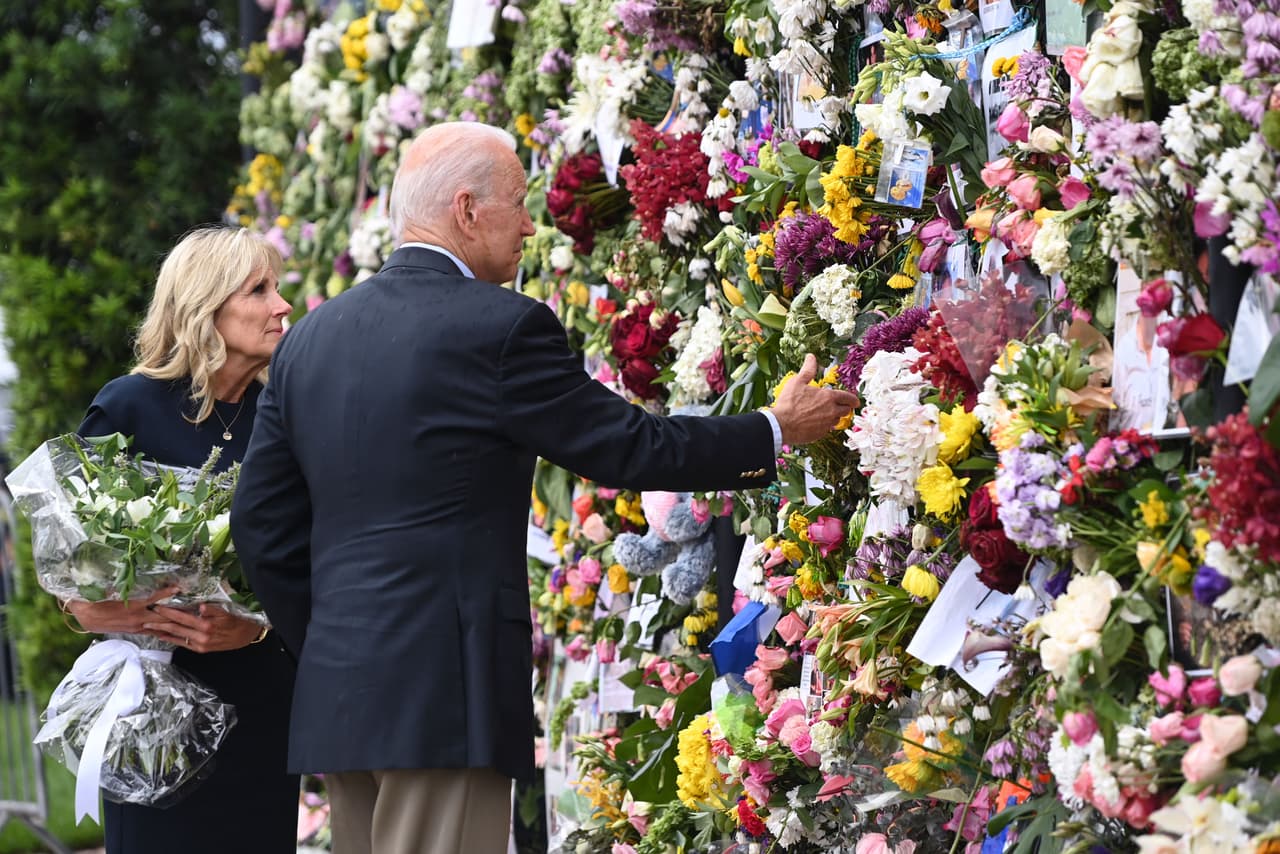 Antes de visitar el monumento improvisado cerca del lugar de la tragedia, Biden tuvo una reunión privada con los familiares de las víctimas. Les habló en términos profundamente personales mientras ofrecía sus oraciones y apoyo.