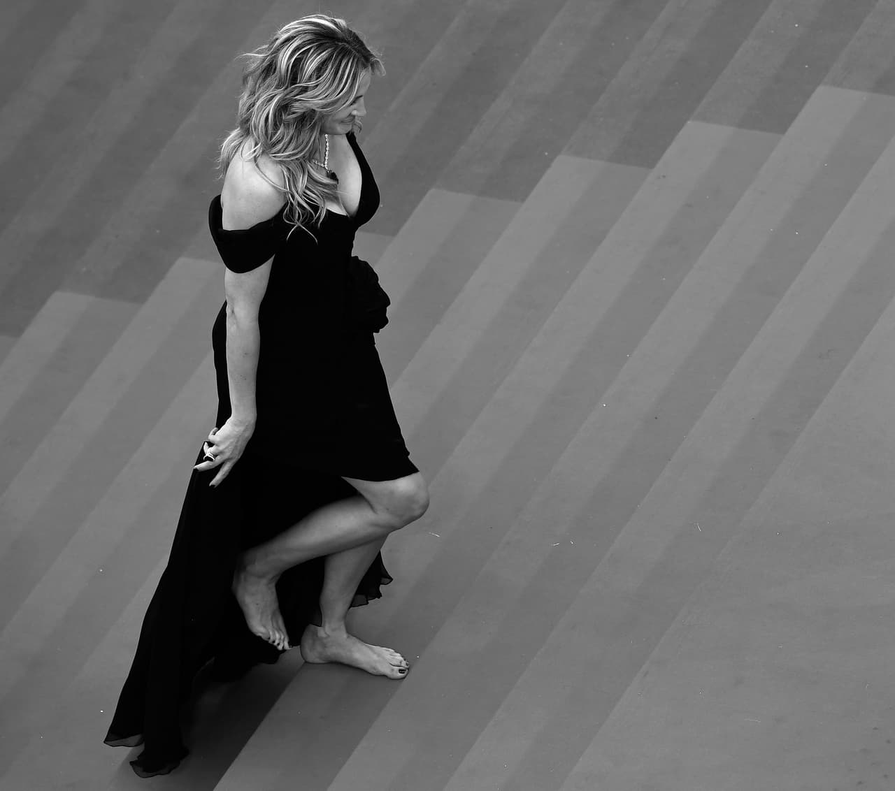 Julia Roberts decidió lucir su despampanante traje negro de Armani Prive descalza.