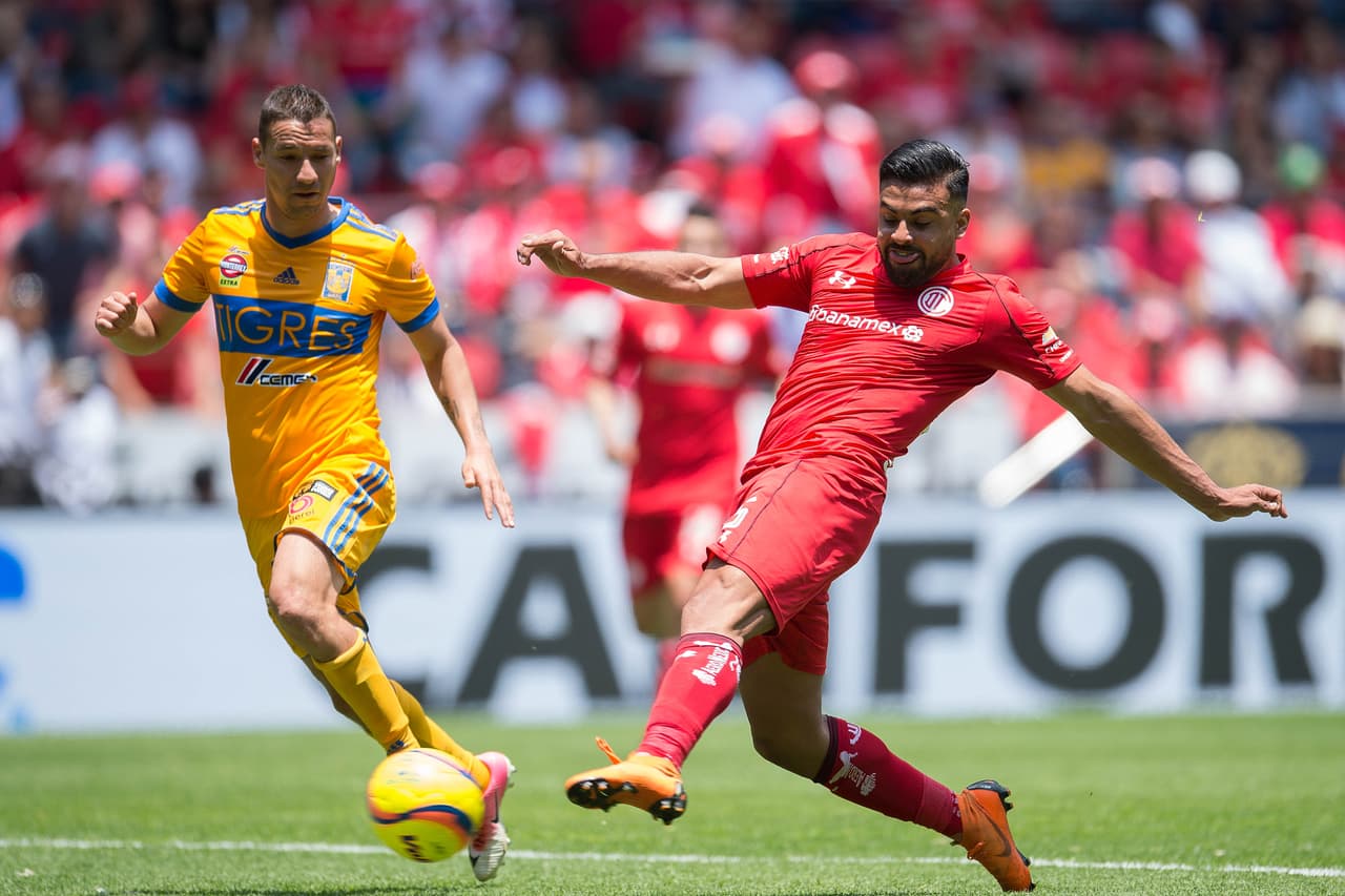 Pasados los 30 minutos, Toluca retomó el control del juego igualando las acciones. La primera mitad fue muy pareja y terminó empatada sin goles.