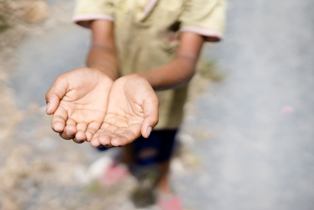 Nostradamus insiste en que los conflictos bélicos entre naciones harán que los suministros y las provisiones disminuyan y exista una crisis de hambre en general.