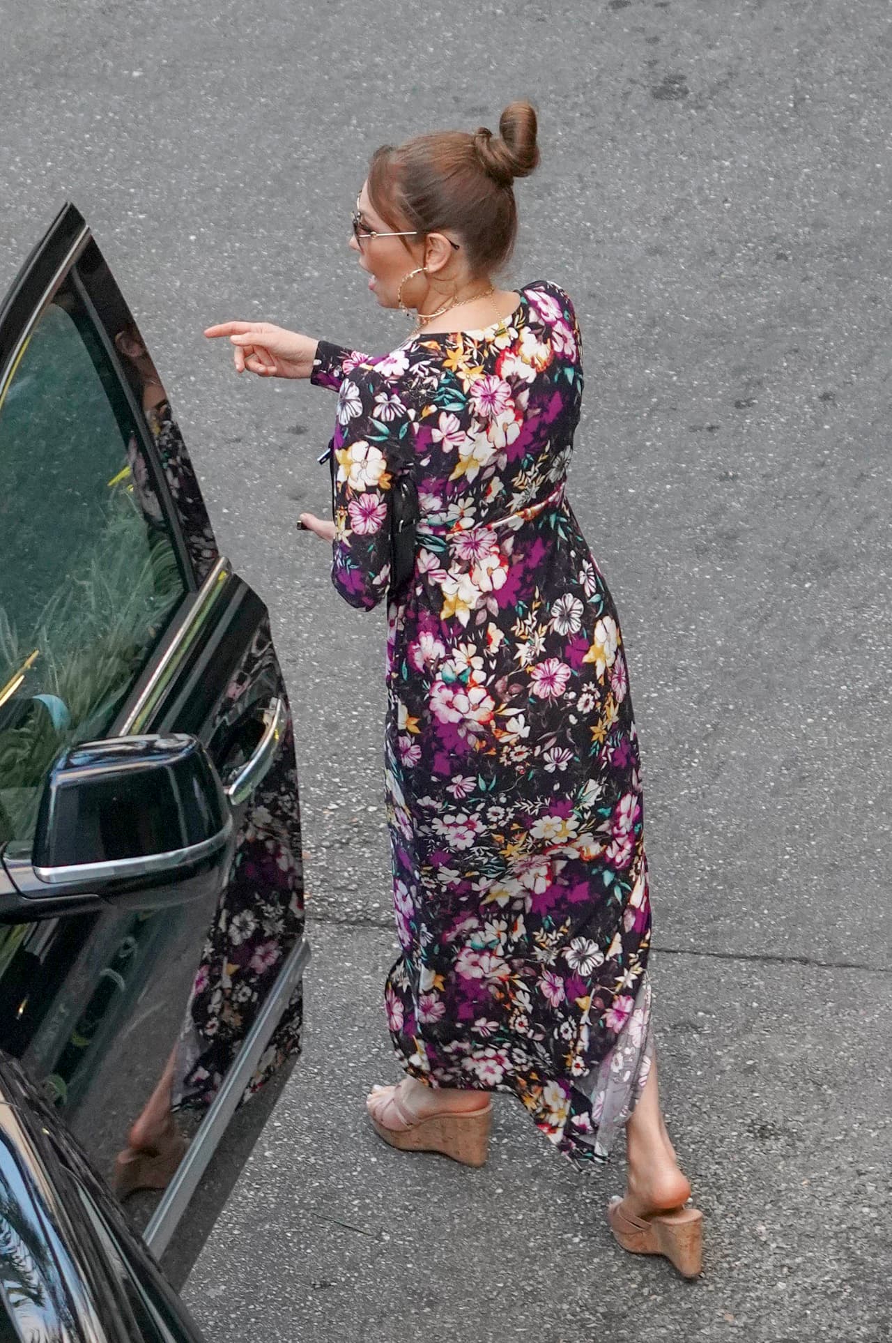 Para esta comida la protagonista de la telenovela 'María la del barrio' eligió usar un vestido largo, floreado y muy fresco.