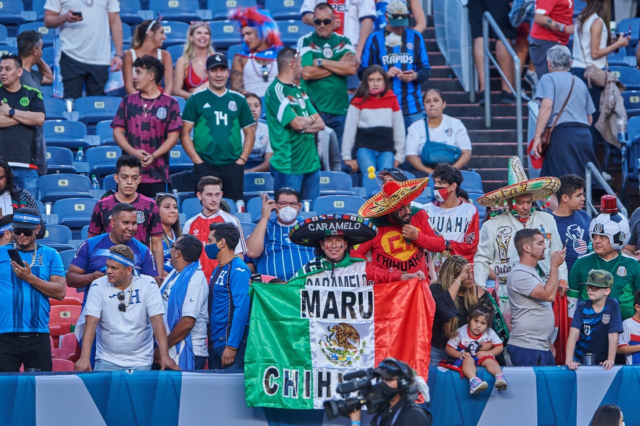 Mexicanos y costarricenses apoyan a sus selecciones en el duelo de semifinales entre el Tri y los Ticos.