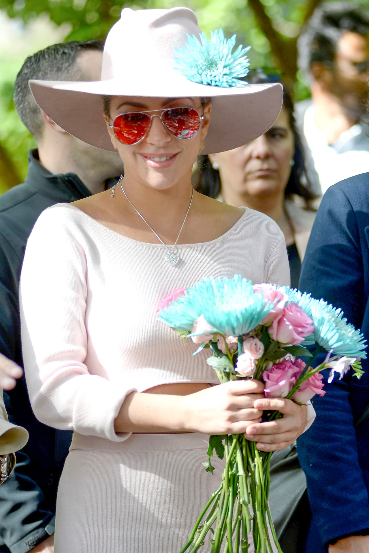 Por supuesto, varios turistas y curiosos se acercaron a ver qué haría la cantante.